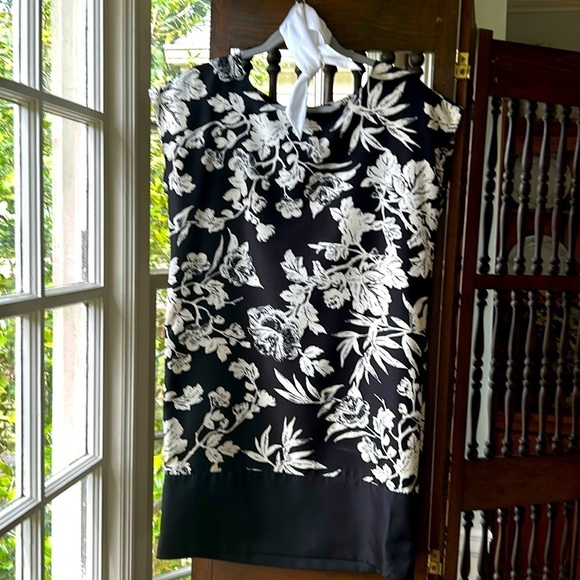 Floral Dress Sleeveless Shift Petite Black & White 20.5” P2P 35” Length - Picture 2 of 7